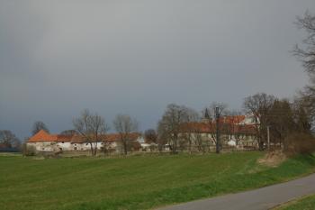 pohled na zámek od jihozápadu (© Marcela Váňová 04/2021)