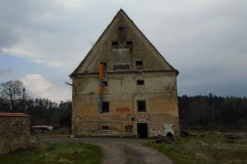 průčelí barokní sýpky ze severu, probíhá oprava (© Marcela Váňová 04/2021)