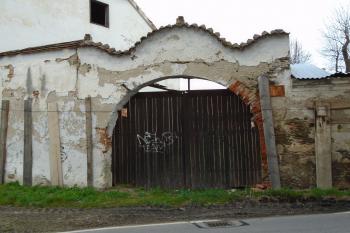 vstupní portál brány do hospodářského dvora z jihu (© Marcela Váňová 04/2021)