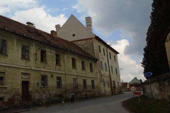 pohled na zámek od jihozápadu, probíhá oprava - nové štíty, střecha a komíny na hlavní zámecké budově (© Marcela Váňová 04/2021)