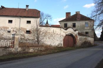 Nižší zámecké křídlo a hospodářský objekt (vlevo) (© Jiří Cukr, 01/2007)