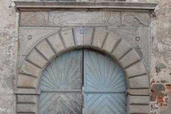 Vstupní portál s bosáží (© Jiří Cukr, 01/2007)