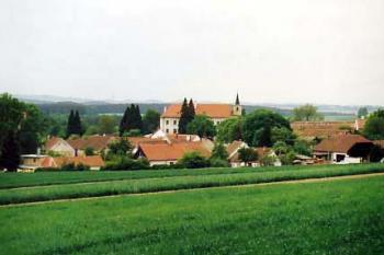 Komařice - celkový pohled na obec se zámkem (© Jiří Cukr 05/2000)