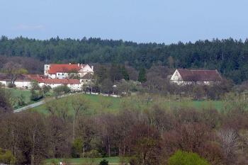 Zámek a sýpka od jihozápadu (© Jiří Cukr, 04/2010)