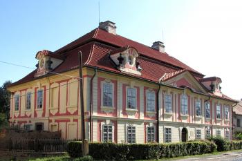 Fara ve Zlonicích v okrese Kladno. (© Pavel Vítek  07/2026)