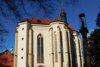 kostel z nádvoří kláštera (© Milan Caha, 12/2018)
