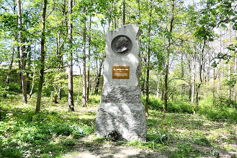 pomník Miroslava Tyrše pomník Miroslava Tyrše