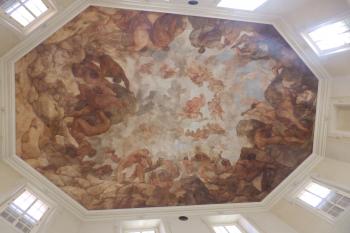 Freska Václava Vavřince Reinera Souboj Titánů (1718) nad hlavním schodištěm (© Johannes Cladis, 05/2016)