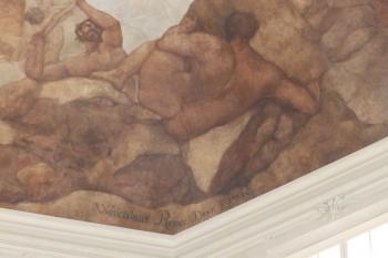 Freska Václava Vavřince Reinera Souboj Titánů (1718) nad hlavním schodištěm (detail podpisu V.V.Reinera) (© Johannes Cladis, 05/2016)