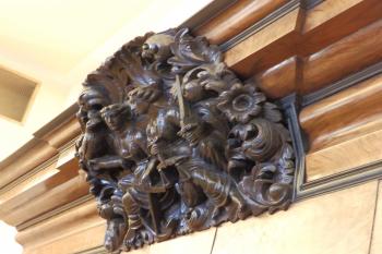 Detail barokní vyřezávané skříně (© Johannes Cladis, 05/2016)