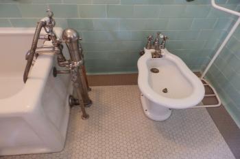 Bidet v koupelně Jan Masaryka (© Johannes Cladis, 05/2016)