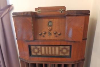 Americké radio (firma Scott Chicago 1938) v ložnici Jana Masaryka (© Johannes Cladis, 05/2016)