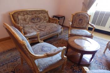 Klasicistní zlacená sedací souprava (Francie, Aubusson, přelom 18. a 19. stol.) v hale před ložnicí (© Johannes Cladis, 05/2016)