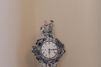 Hodiny z míšeňského porcelánu (19. stol.) v Růžovém salonu (© Johannes Cladis, 05/2016)