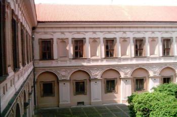 vnitřní dvůr (© Karel Piskáček, 04/2007)