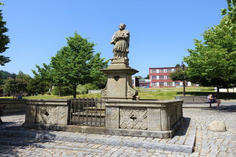 socha sv. Jana Nepomuckého s kašnou socha sv. Jana Nepomuckého s kašnou