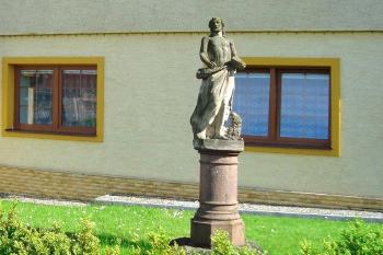 Socha sv. Jana Křtitele ve Vacanovicích v okrese Olomouc. (© Pavel Vítek 07/2015)