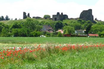 hrad od vesnice (© Rodochrozit, 06/2010)