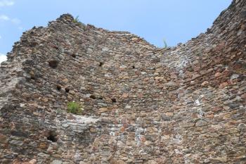 Okrouhlý donjon na SV nároží, jasně patrné přezdění líce (oblast s kapsami po trámcích lešení) (© Jan Večeřa, 06/2015)
