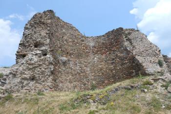 Okrouhlý donjon, pozůstatek původní zástavby ze 13. století (© Jan Večeřa, 06/2015)