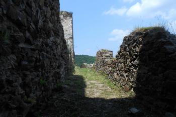 Parkán skrz postranní branku ve vytažené pozdně gotické bráně, bohužel necitlivě postižené památkářskými zásahy (© Jan Večeřa, 06/2015)