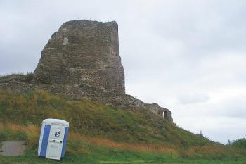 hradní věž a novodobý prevét ( © Ondřej Štěpánek 08/2008)