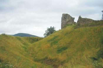 mohutný příkop před hradním jádrem ( © Ondřej Štěpánek 08/2008)