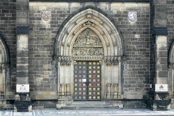 Vstupní portály západního průčelí (© Petr Turyna 01/2006)
