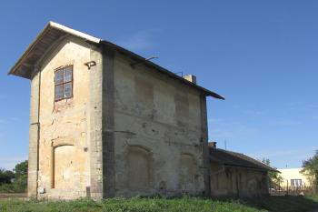 Bývalá železniční vodárna ve Zlonicích u Slaného. (© Pavel Vítek  08/2026)