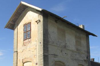 Bývalá železniční vodárna ve Zlonicích u Slaného. (© Pavel Vítek  08/2026)