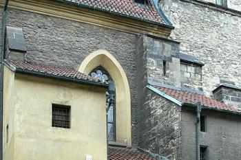 Hlavní vchod západním průčelím ( © Petr Turyna 02/2006)