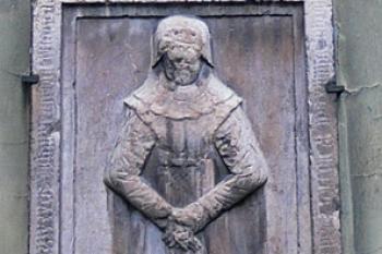 Náhrobní deska v jižním průčelí ( © Petr Turyna 02/2006)