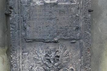 Náhrobní deska v jižním průčelí ( © Petr Turyna 02/2006)