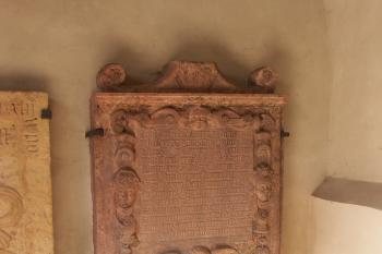 náhrobníky v předsíni kostela ( © Milan Caha 09/2008)