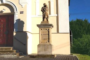 Sochy před kaplí v Čechovicích u Velkého Týnce. (© Pavel Vítek  06/2026)