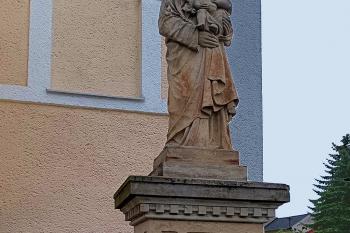 Sochy před kaplí v Čechovicích u Velkého Týnce. (© Pavel Vítek  06/2026)