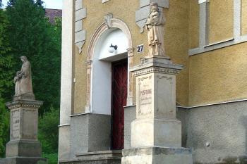 Sochy před kaplí v Čechovicích u Velkého Týnce. (© Pavel Vítek  06/2026)