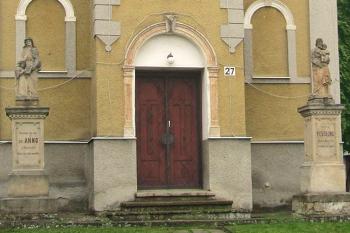 Sochy před kaplí v Čechovicích u Velkého Týnce. (© Pavel Vítek  06/2026)