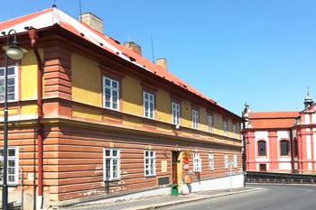 Stará škola ve Zlonicích u Slaného. (© Pavel Vítek  08/2026)