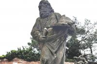 sochy světců u kostela