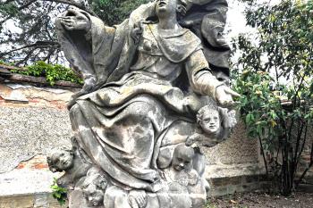 Sochy svatých u kostela Nanebevzetí Panny Marie ve Zlonicích u Slaného. (© Pavel Vítek  08/2026)