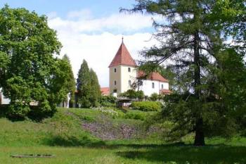 Chanovice - pohled na kostel z parku (© Pavel Jarý,  08.05.2007)