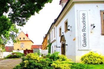 Bývalá zámecká jízdárna, nyní Galerie moderního umění v Roudnici nad Labem. (© Pavel Vítek  08/2020)