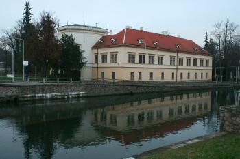 Zámek přes řeku (© Martin Kabeláč, 12/2006)
