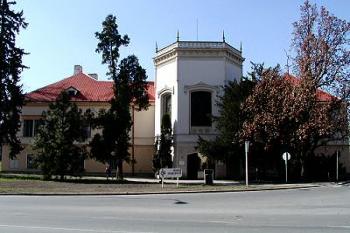 vstupní průčelí ( © Pavel Zany Komárek 30.3.2002)