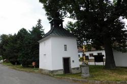 návesní kaple s křížem