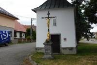 návesní kaple s křížem