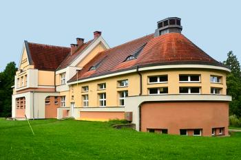 Základní škola při psychiatrické léčebně v Opařanech v okrese Tábor. (© Pavel Vítek  08/2024)