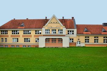 Základní škola při psychiatrické léčebně v Opařanech v okrese Tábor. (© Pavel Vítek  08/2024)
