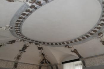 zdobený strop v přízemí (© Daniela Fantová, 06/2008)